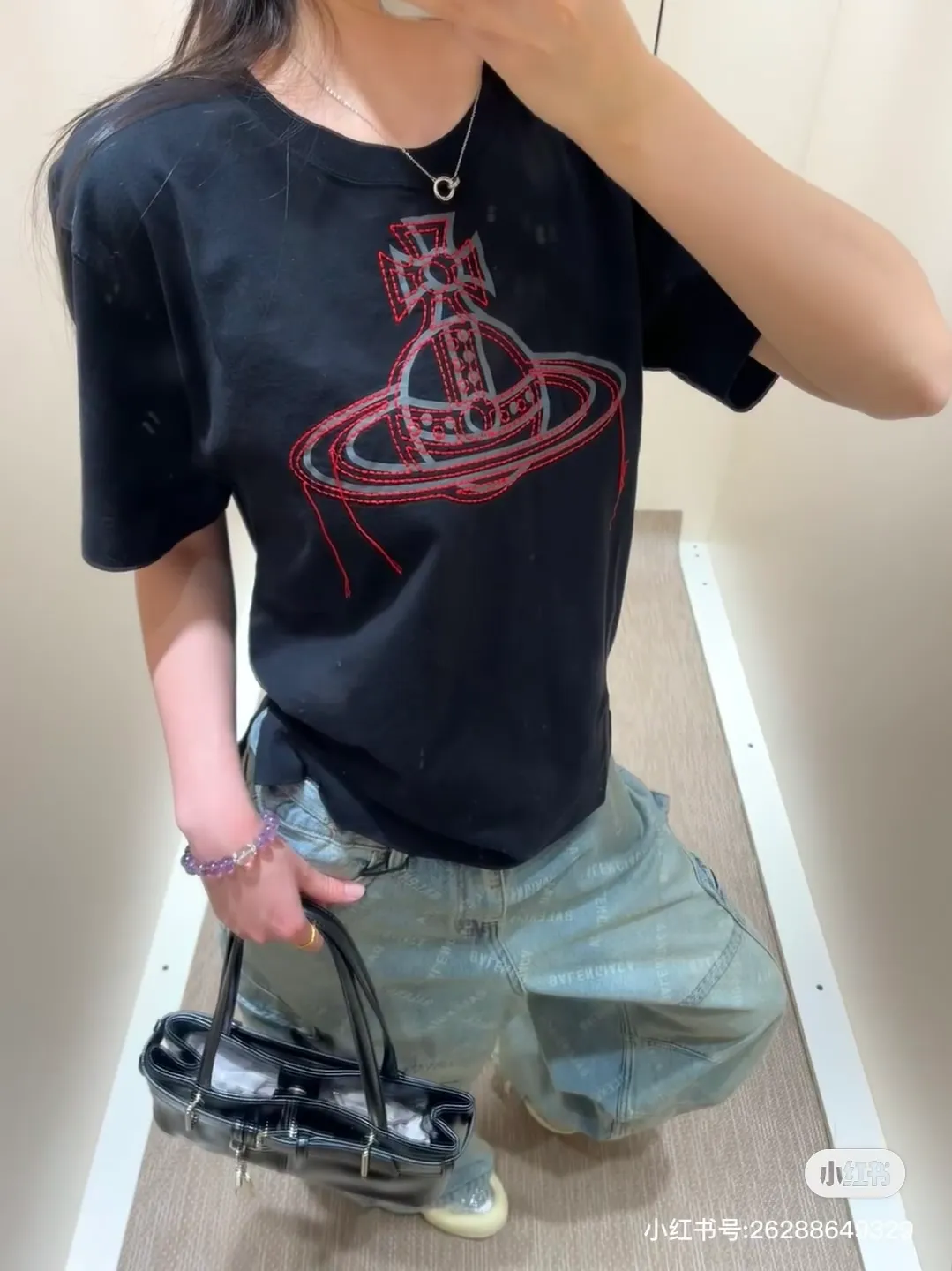 vivienne Westwood Queen Mother's new 2025 spring and summer Japanese limited-edition tassel embroidered short-sleeved T-shirt. The appearance of the appearance reveals the uninhibited image and high street trends. It has a loose and casual style, a short front and long back design, a small slit on the hem on both sides, and the iconic Saturn shape on the chest. The cross crown ball is added with a very futuristic satellite ring, just like Saturn, which collides with the prominent colors of the clothes. The non-overlapping Saturn pattern is outlined with red embroidery, which is visually dazzling. It also has a few tassels to complete the unconventional personality. 240g 32 count high-density double yarn cotton, comfortable and breathable fabric Size: XS-L Color: white, black